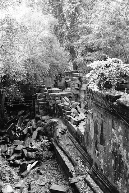 Crumbing wall, Beng Melea